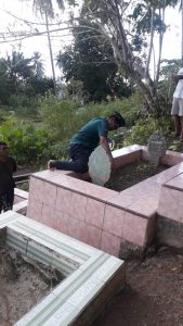 Pemenang Pilkada Halsel Dampingi Ketwil PKB Malut Jasri Usman Ziarah Makam Orang Tua