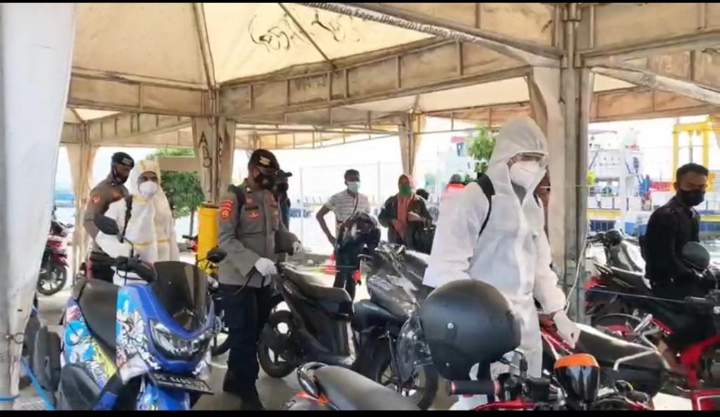 Polda Dan Instansi Terkait Lakukan Penyemprotan Disinfektan di Pelabuhan Fery