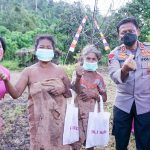 Kapolda Malut Salurkan Paket Sembako ke Suku Togutil di Halmahera