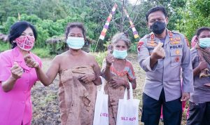 Kapolda Malut Salurkan Paket Sembako ke Suku Togutil di Halmahera