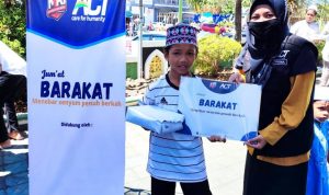 ACT Malut Jalan Program Berbagi Makanan Siang Gratis ke Jamaah Sholat Jum’at di Masjid Raya Almunawar