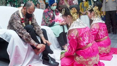 Tiba di Malut, Kapolda Disambut dengan Prosesi Adat Joko Kaha
