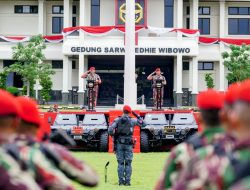 Tingkatkan Sinergitas, Kapolri dan Panglima TNI Disematkan Baret Merah Kopassus