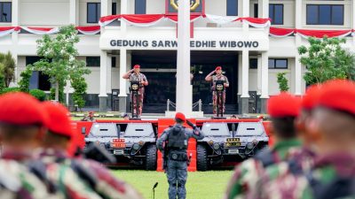 Tingkatkan Sinergitas, Kapolri dan Panglima TNI Disematkan Baret Merah Kopassus