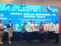 Wakili Pengurus APKASI Indonesia, Bupati Halmahera Selatan Usman Sidik memberikan Cinderamata kepada Sekjen Kemendagri