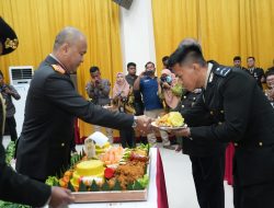 Kapolda Malut Potong Tumpeng Pada Syukuran Hari Bhayangkara Ke-77