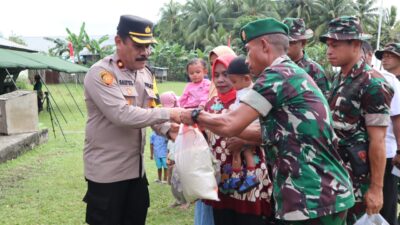 Satgas TMMD Ke 117 Kodim 1510/Sula bagikan Paket Sembako ke Warga yang Alami Stunting
