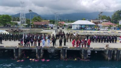 HUT RI ke 78,Dandim 1509/Labuha beserta Forkopimda Halsel Gelar Upacara Tabur Bunga di Laut Pelabuhan Kupal