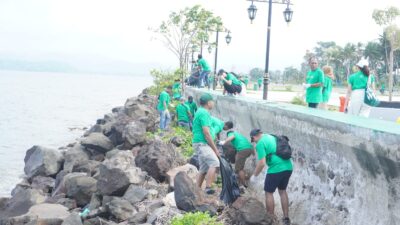 Peringati Hari Sumpah Pemuda, Harita Nickel dan OKP Halmahera Selatan Bersih-Bersih Pantai