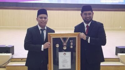 Plt.Bupati Bassam Kasuba Dampingi Ananta Risky Perdana Sidik Terima Penghargaan dari IPDN