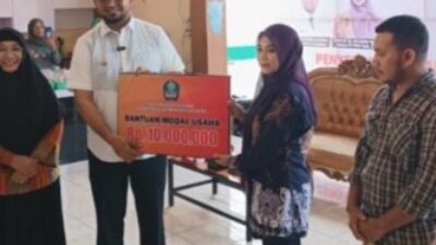 Bupati Halsel Berikan Bantuan Modal ke Pelaku UMKM