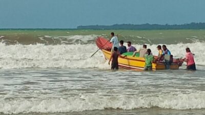 Personel PAM TPS Amankan Kotak Suara di Mangoli Utara