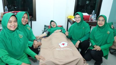 Peringati HUT ke 79, Persit Kartika Chandra Kirana Koorcab Rem 152 PD XV/Pattimura Bakti Sosial Donor Darah