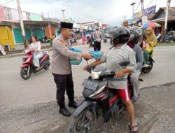Tebar Kebaikan di bulan Ramadhan, Polsek Oba Utara Bagikan Takjil untuk Warga