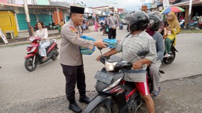 Tebar Kebaikan di bulan Ramadhan, Polsek Oba Utara Bagikan Takjil untuk Warga