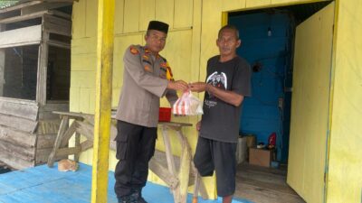 Polsek Bacan Barat Bersama Bhayangkari Ranting Bagi-Bagi Takjil Gratis ke Masyarakat