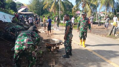 Gerak Cepat Bantu Warga Rua Bersihkan Material Lonsor, Koramil 1501-02 Pulau Hiri Diapresiasi