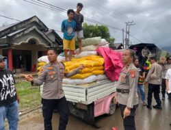 Polisi Salurkan Bantuan Sembako kepada Warga Terdampak Banjir di Halbar
