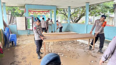 Brimob Polda Malut Bersihkan Permukiman dan Fasilitas Umum Pascabencana Banjir di Halbar