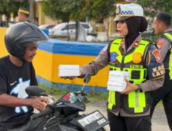 Sat lantas Polres Halteng Bagi-bagi Takjil di Hari Pertama Ramadan