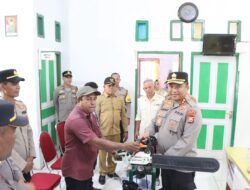Kapolres Kepsul Serahkan Bantuan Alat Produksi Sagu kepada Petani Desa Fogi