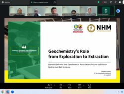 Kupas Peran Geokimia dari Eksplorasi hingga Ekstraksi, Superintendent NHM Berbagi Wawasan di Webinar MGEI-SC UNG